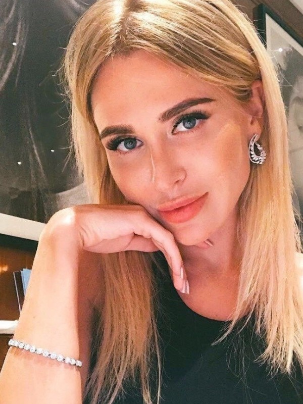 Карина привлекательная девушка из Алчевска цена от 3500 руб